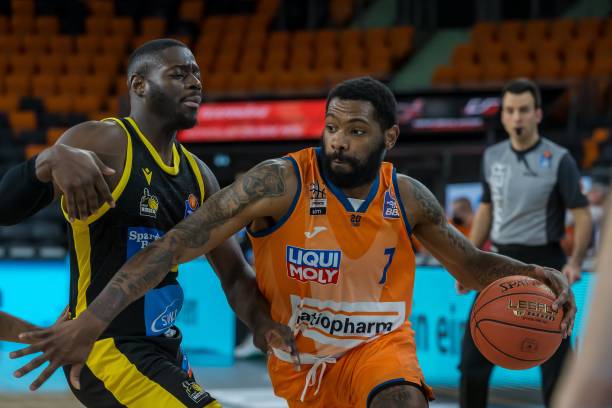 同时他的助 同时他的助