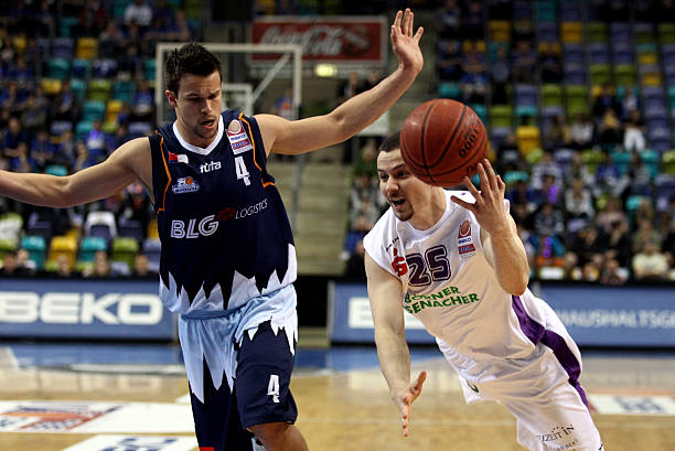 遍布球场的 遍布球场的